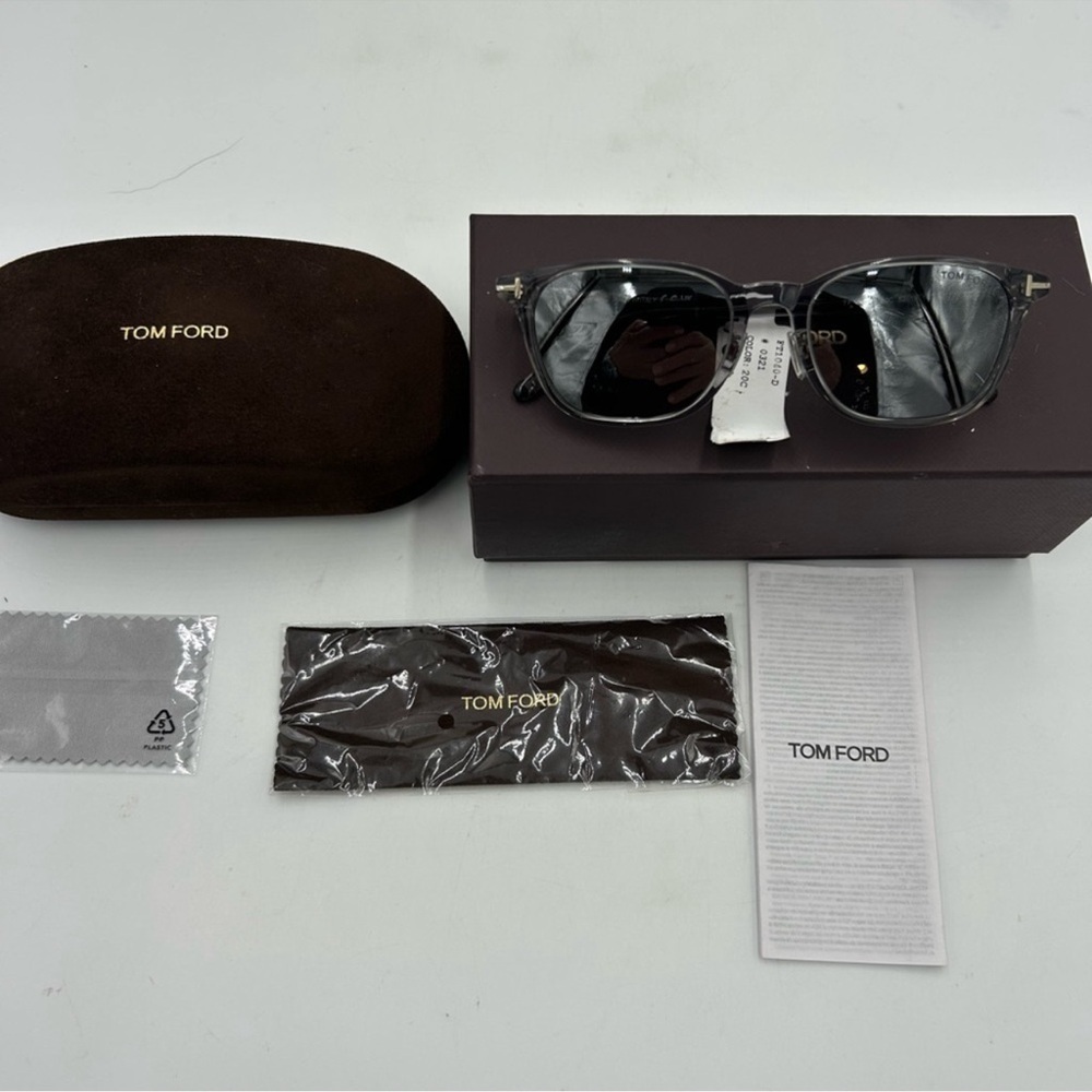 Unisex Tom Ford Sunglasses TF1040D 20 C 52818140–2 made in Italy smoke/black